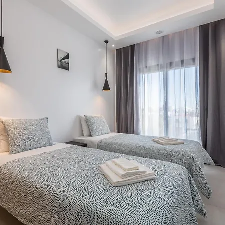 Correeira Luxury Residence T2 H - Albufeira, Pools, Wifi, Bbq, Beach Apartment *